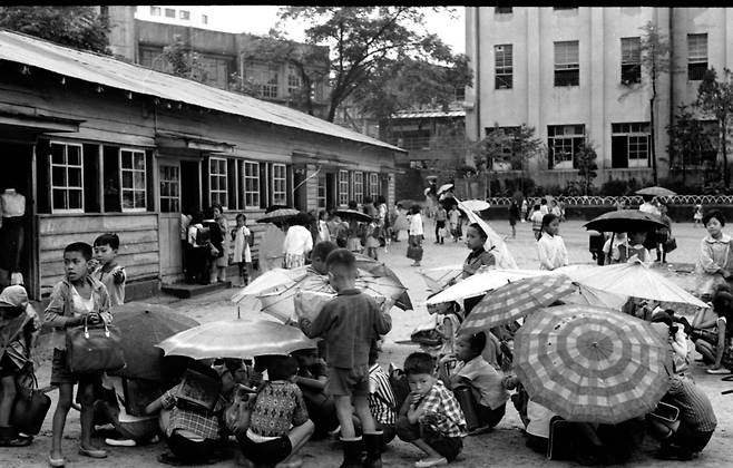1966년 당시 미동국민학교. 오후반 아이들이 운동장에서 오전반 수업이 끝나기를 기다리고 있다. 중앙포토