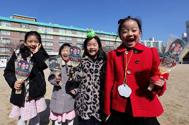 4일 오전 서울 양천구 갈산초등학교에서 입학식을 마친 신입생들이 활짝 웃고 있다. 장진영 기자