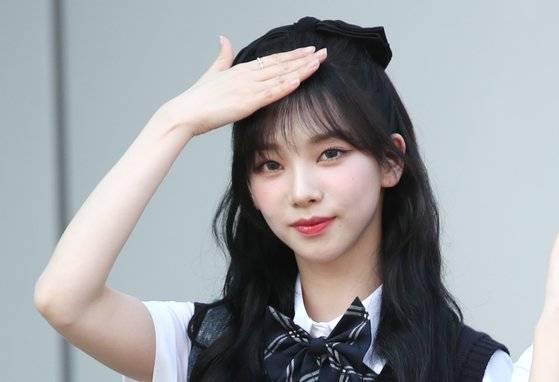그룹 에스파(aespa) 카리나가 지난해 6월 1일 경기도 고양시 일산 동구 장항동 JTBC 일산스튜디오에서 진행되는 '아는 형님'(아형) 녹화를 위해 방송국에 도착해 인사를 하고 있다. 뉴스1