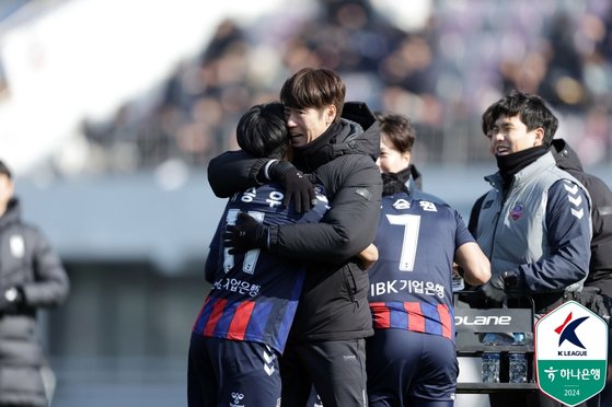 수원FC 이승우의 득점 직후 꼭 안아주는 김은중 수원FC 감독. 사진 프로축구연맹