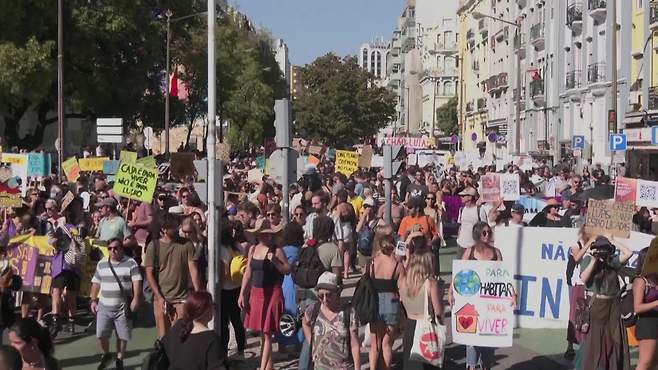 지난해 9월 포르투갈 수도 리스본에서 집값 급등에 항의하는 시위가 벌어졌다 (사진 출처: 로이터)