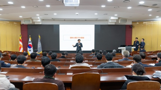 류완하 동국대 WISE캠퍼스총장이 글로컬대학 30 사업 준비 및 발전계획 수립 추진 설명회에서 인삿말을 하고 있다.[동국대 WISE캠퍼스 제공]