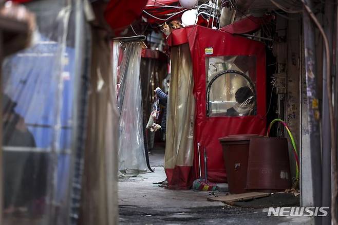 [서울=뉴시스] 정병혁 기자 = 사진은 지난해 12월7일 재개발이 예정된 서울 성북구 하월곡동 88번지 일대의 모습. 2023.12.07. jhope@newsis.com