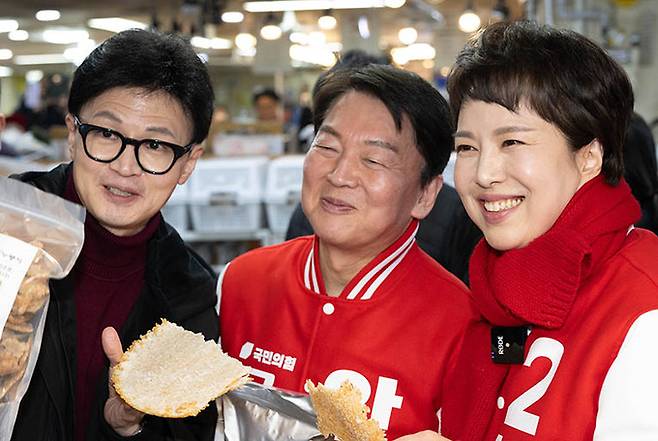 한동훈 국민의힘 비상대책위원장, 안철수 분당갑 후보, 김은혜 분당을 후보가 8일 경기 성남시 금호행복시장을 찾아 누룽지를 구매하고 있다. 성남=뉴스1