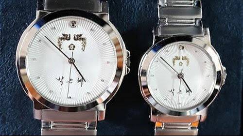 박근혜 대통령 기념시계부터는 디자인적으로 각별히 신경 쓰기 시작했다. 단순한 기념품에서 팬덤 사이에서의 '굿즈' 역할을 하기 시작한다.