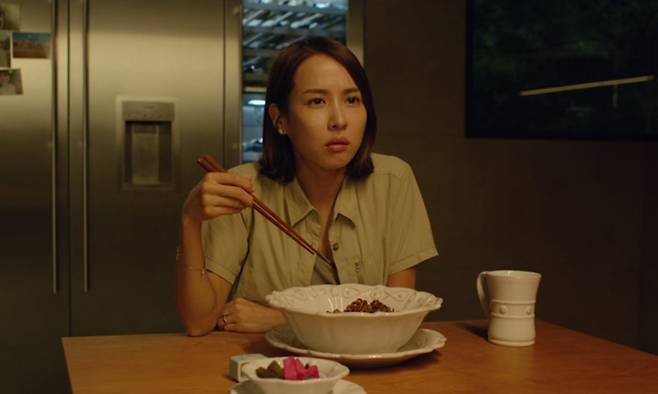 영화 ‘기생충’에서 주인공 연교(조여정)가 짜파구리를 먹고 있는 모습. 영화 ‘기생충’ 화면 캡처