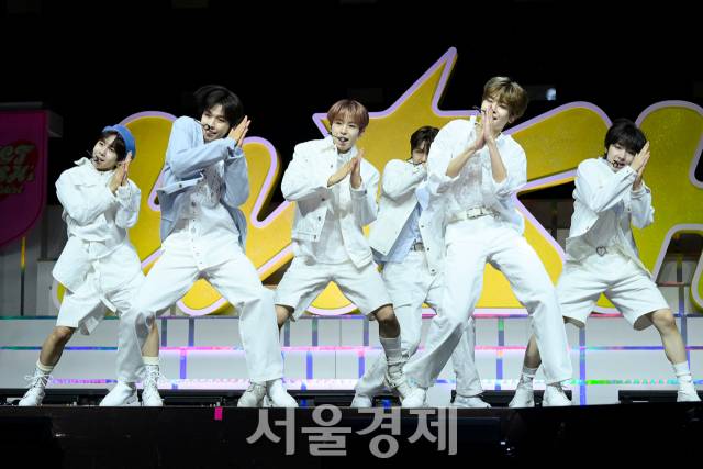 그룹 엔시티 위시(NCT WISH)가 4일 오후 서울 용산구 블루스퀘어 마스터카드홀에서 진행된 데뷔 쇼케이스에서 타이틀곡 무대를 선보이고 있다. 김규빈 기자