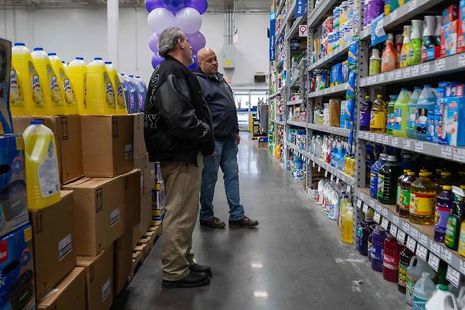 1월25일 미국 뉴욕시 브루클린의 홈 임프루브먼트 매장에서 시민들이 물건을 고르고 있다.ⓒAFP PHOTO