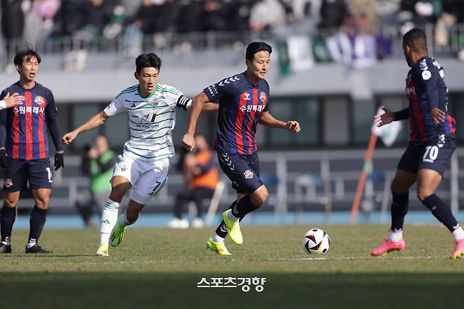 전북 현대 한교원(왼쪽)과 수원FC 권경원의 볼 경합 모습. 프로축구연맹 제공