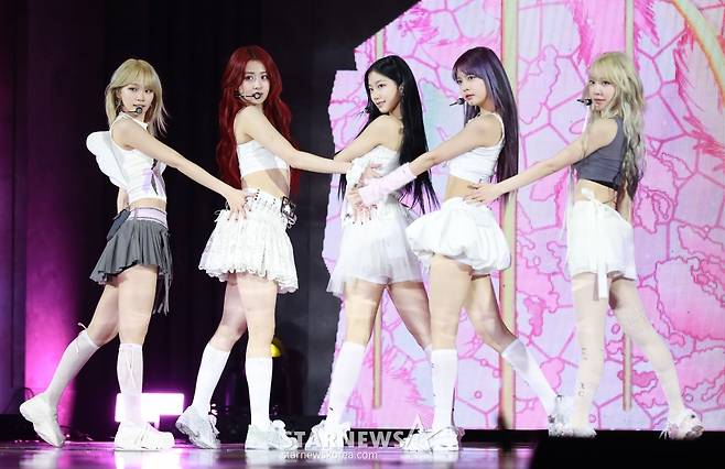 걸그룹 르세라핌(LE SSERAFIM)이 19일 오후 서울 고려대학교 화정체육관에서 진행된 미니 3집 '이지(EASY)' 발매기념 쇼케이스에서 신곡을 선보이고 있다. 이번 앨범에는 동명의 타이틀곡 '이지'를 비롯해 '굿 본스', '스완 송', '스마트', '위 갓 투 소 머치' 등 총 5곡이 수록됐다. /2024.02.19 /사진=이동훈 기자