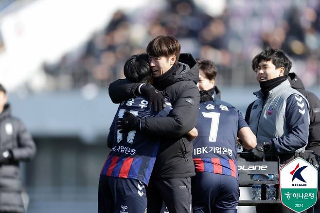 이승우(왼쪽)가 득점 후 김은중 수원FC 감독 품에 안겼다. /사진제공=한국프로축구연맹