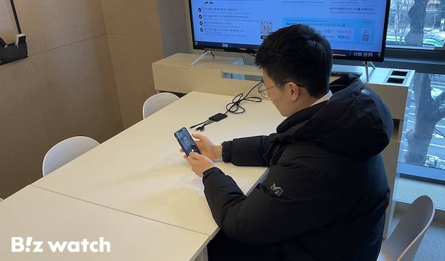 기자가 롯데헬스케어 헬스케어앱 캐즐을 통해 비대면 심리상담 서비스를 받고 있는 모습. /사진=김윤화 기자 kyh94@