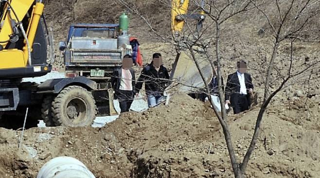 전남 화순군 동면의 공원묘지 일대에서 실종자 수색하는 경찰(사진=뉴시스)