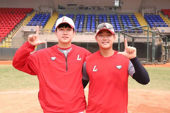 SSG 퓨처스팀 2024 대만 자이 스프링캠프를 마쳤다. MVP로 선정된 김주온(왼쪽)과 김규민(오른쪽)이 포즈를 취했다. 사진 | SSG 랜더스