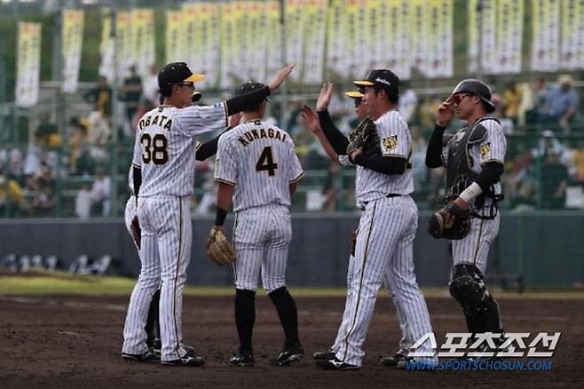 시범경기 개막전부터 8연ㅍ를 기록한 한신. 사진캡처=한신 타이거즈 SNS