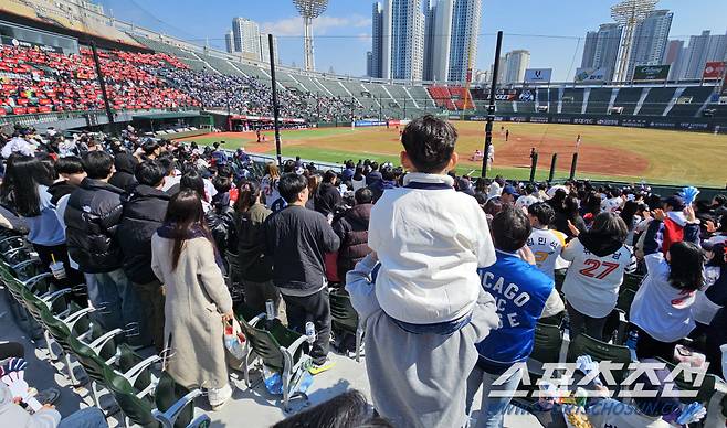 9일 부산 사직야구장에서 KBO리그 시범경기 롯데와 SSG의 경기가 열렸다. 사직구장 찾은 많은 야구팬들. 부산=송정헌 기자songs@sportschosun.com/2024.03.09/