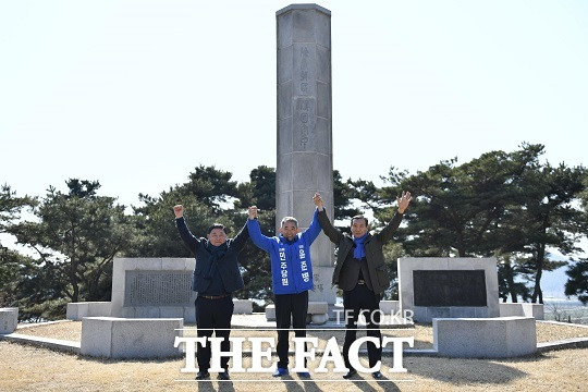 윤준병 의원(사진 가운데)과 장기철(왼쪽) 김대중재단 정읍지회장, 김생기(오른쪽) 전 정읍시장이 10일 1894년 동학농민혁명의 전승지인 황토현에서 총선 승리 의지를 다졌다./의원실