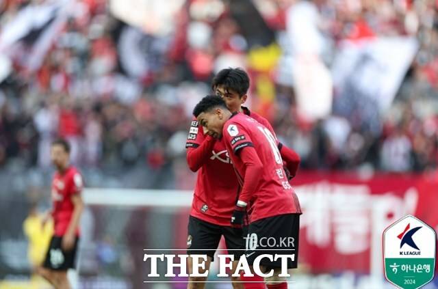 프로축구 흥행을 이끌고 있는 FC서울의 린가드(앞)가 10일 인천 유나이티드와 K리그1 2024 2라운드에서 기성용과 얘기를 나누고 있다./K리그