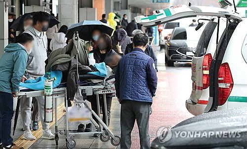 앰뷸런스로 옮겨지는 환자. 연합뉴스