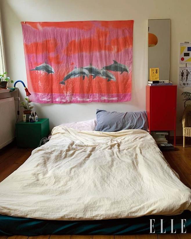 침대 프레임을 생략한 침실. 5유로에 구매한 돌고래 스카프를 벽에 달아 알록달록하게 꾸몄다