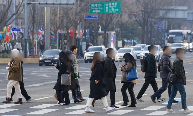 전국 대부분 지역에서 아침 기온이 영하권으로 떨어진 지난 8일 오전 서울 광화문네거리에서 시민들이 횡단보도를 건너고 있다. 연합뉴스