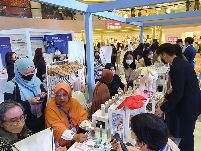인도네시아는 아세안에서 가장 큰 소비시장으로 2억7760만 명의 잠재소비자를 보유하고 있다. 동부자바의 최대 한국상품전인 ‘코리아 라이프스타일 컬렉션’(KOREA Lifestyle Collection)에서 인도네시아 소비재 유통사들이 한국산 뷰티 제품을 수입하기 위해 상담하고 있다. KOTRA 제공