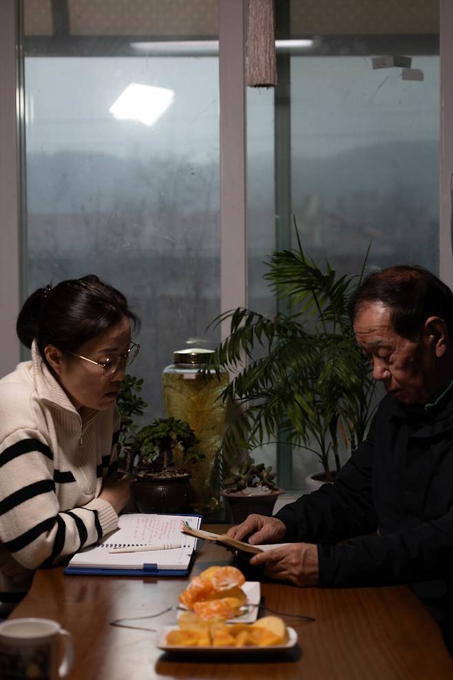 베트남전 참전군인 박병조씨가 딸 박미혜씨와 함께 일기를 놓고 이야기 나누고 있다. 김진수 선임기자