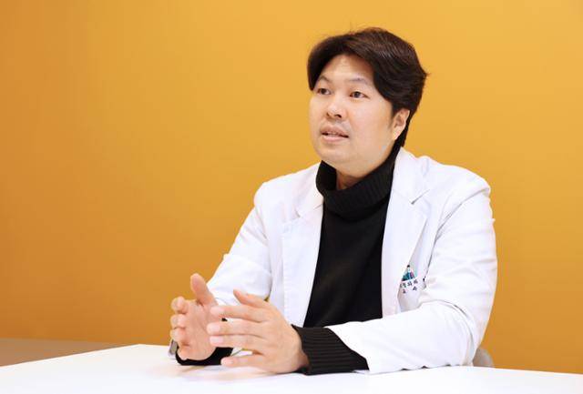 허준석 고려대 안암병원 신경외과 교수는 "추간판탈출증은 허리를 굽히면 통증이 심해지는 반면 척추관협착증은 일어서면 통증이 생기고 허리를 굽히면 통증이 줄어든다"고 했다. 고려대 안암병원 제공