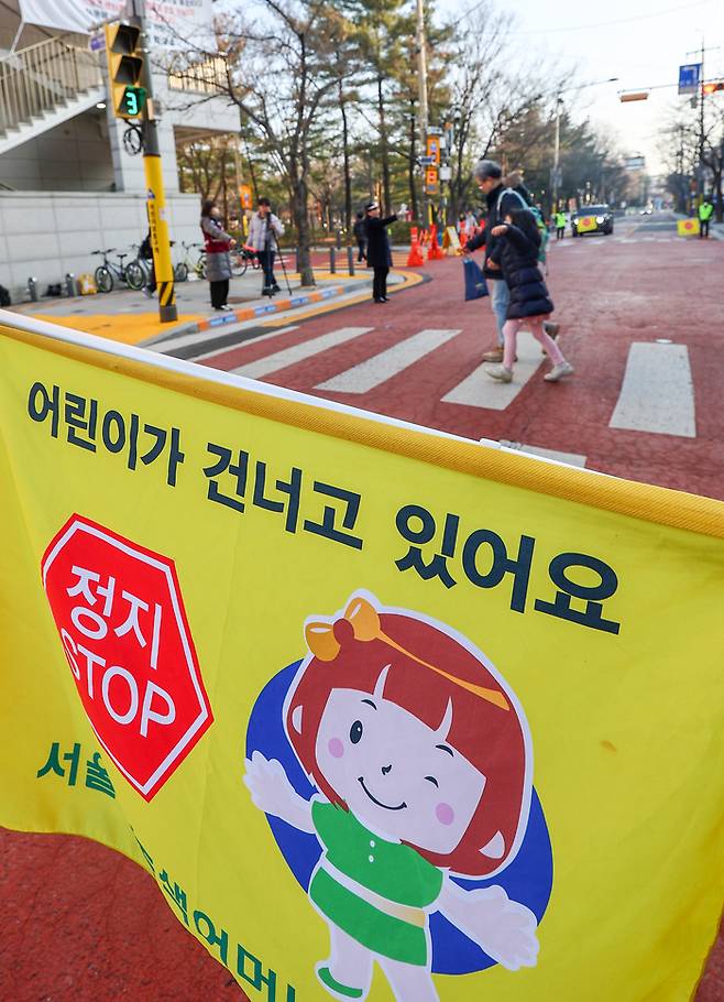 지난 4일 오전 서울 강남구 영희초등학교 앞에서 서울시, 강남구청, 경찰 등 관계자들이 교통지도를 하고 있다.