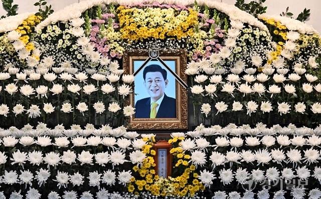 10일 인천 강화군 강화읍 비에스종합병원장례식장에 마련된 고 유천호 인천 강화군수 빈소. 조병석기자