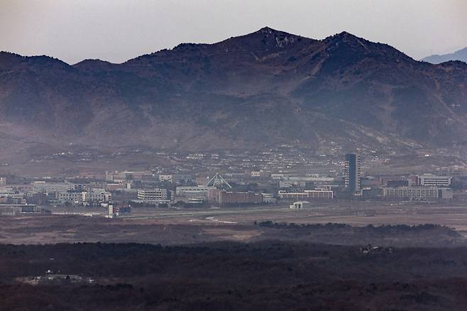 경기도 파주시 접경지역에서 바라본 서부전선 비무장지대(DMZ)와 2020년 6월 북측의 연락사무소 폭파로 가동이 중단된 개성공단 일대의 고요한 모습. [연합뉴스]