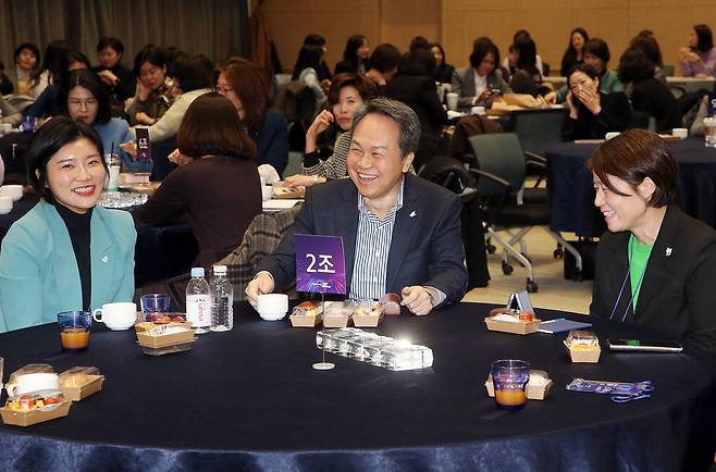 신한금융이 지난 8일 서울 중구 신한금융 본사에서 세계 여성의 날을 기념해 '2024년 신한 쉬어로즈(SHeroes) 콘퍼런스'를 개최했다. 이날 행사에서 진옥동 신한금융 회장(가운데)이 그룹 여성 리더들과 환담을 나누고 있다. 신한금융