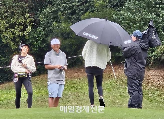 앤서니 김(왼쪽 둘째)이 10일 열린 LIV 골프 홍콩 3라운드를 마친 뒤 방송 인터뷰를 준비하면서 활짝 웃고 있다. 김지한 기자