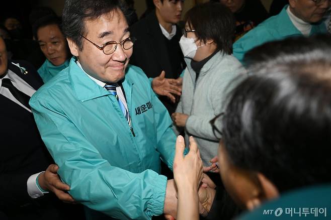 [광주=뉴시스] 이영주 기자 = 이낙연 새로운미래 공동대표가 10일 오후 광주 서구 김대중컨벤션센터에서 열린 결의대회에 참석하며 지지자들과 악수하고 있다. 2024.03.10. leeyj2578@newsis.com /사진=