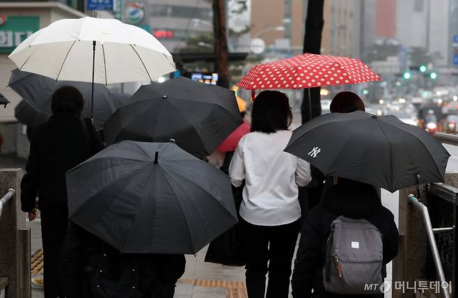 서울 충무로역 인근에서 우산을 쓴 직장인들이 걸음을 재촉하고 있다./사진=뉴시스