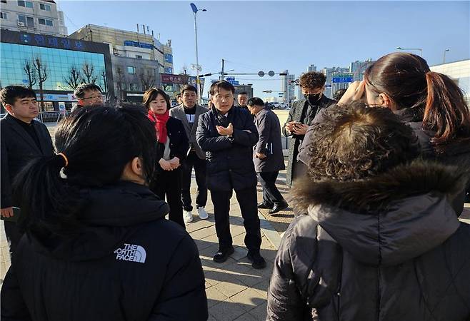 윤상현 의원이 지난 8일 인천 미추홀구 숭의동 서희스타힐스스타디움 주변 교통체계 개선을 위해 현장점검을 실시했다.[윤상현 의원실 제공]