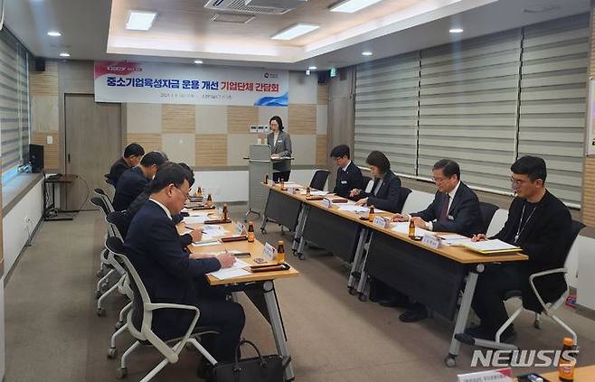 [창원=뉴시스]지난 8일 경남도청에서 경상남도 중소기업육성자금 운용 개선을 위한 지역 경제단체 간담회가 열리고 있다.(사진=경남도 제공)2024.03.10. photo@newsis.com