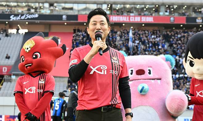 오세훈 서울시장이 10일 서울월드컵결기장에서 열린 K리그 FC서울 홈 개막전 시축에 앞서 경기장을 찾은 팬들에게 인사말을 전하고 있다.