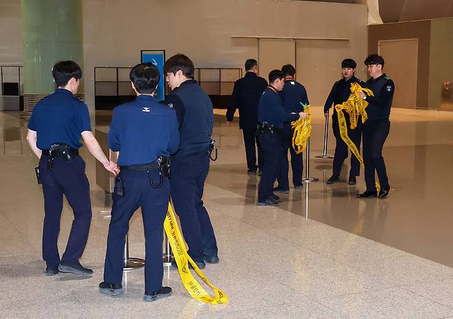 10일 오후 인천국제공항 제2터미널에서 공항경찰 등 관계자들이 해병대 수사 외압 의혹을 받고 있는 이종섭 주호주대사 출국현장 포토라인를 정리하고 있다. 뉴스1