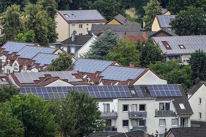 2023년 6월26일 독일 보트로프시 주택 건물 지붕에 태양광 패널들이 설치되어 있다.ⓒAP Photo