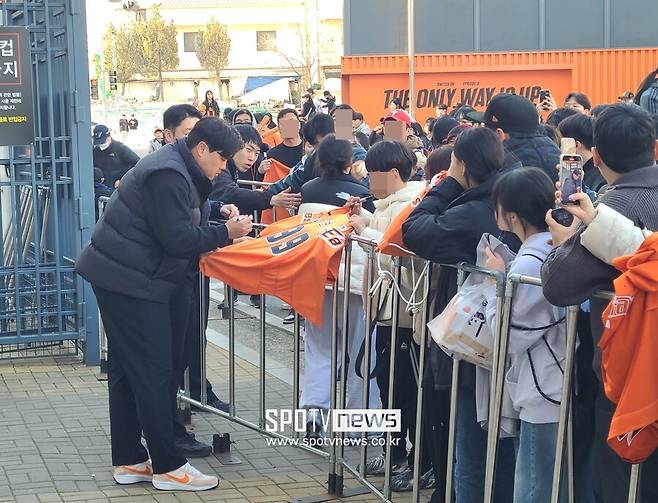 ▲ 사인하는 류현진 ⓒ 대전, 김민경 기자