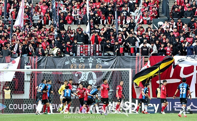 린가드 홈개막전으로 축구팬들의 관심이 폭증하고 있는 '하나은행 K리그1 2024' FC서울-인천유나이티드 경기가 10일 오후 서울월드컵경기장에서 열렸다. 인천 선수들이 코너킥 공격을 시도하고 있다. /상암=김진경 기자