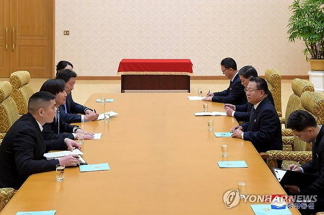 북한 최룡해 상임위원장, 몽골 대사와 담화 (평양 조선중앙통신=연합뉴스) 김정은 북한 국무위원장의 위임에 따라 최룡해 최고인민회의 상임위원장이 지난 29일 만수대의사당에서 에르덴다바 몽골특명전권대사로부터 신임장을 받고 대사와 친선적인 분위기속에서 담화했다고 조선중앙통신이 30일 보도했다. 2024.1.30 
    [국내에서만 사용가능. 재배포 금지. For Use Only in the Republic of Korea. No Redistribution] nkphoto@yna.co.kr