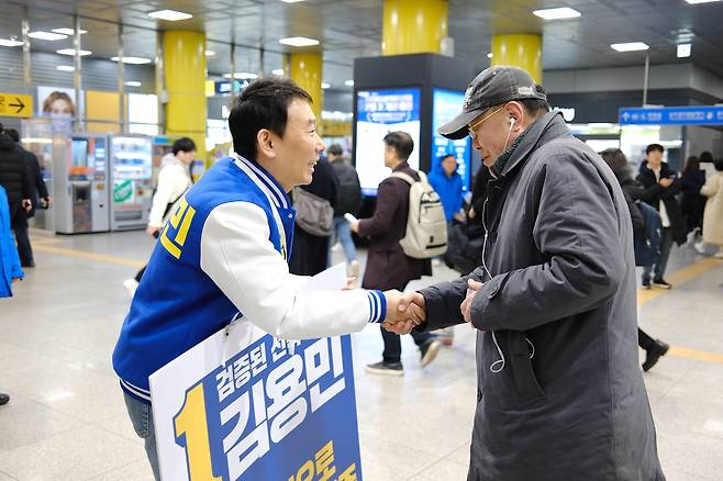 퇴근길 시민과 악수하는 김용민 의원 [촬영 심민규]