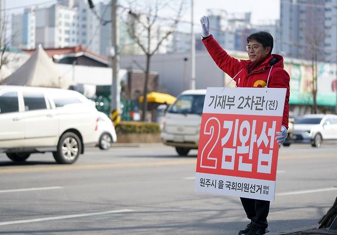 거리 인사하는 김완섭 후보 [후보 측 제공.재판매 및 DB 금지]