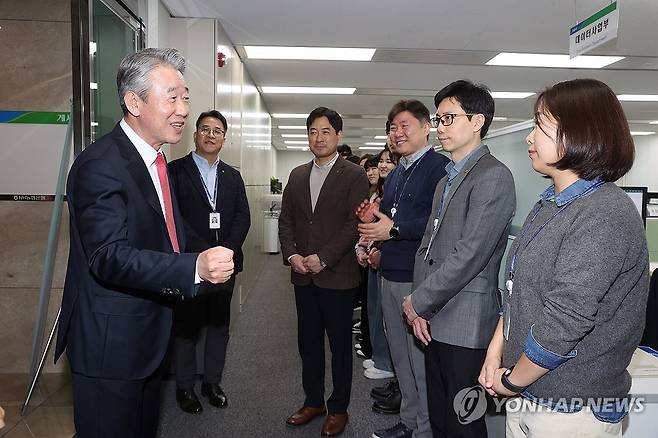 직원들과 인사하는 강호동 농협중앙회장 (서울=연합뉴스) 강호동 농협중앙회장이 지난 7일 임기를 시작하며 서울 중구 농협본부에서 직원들과 인사하고 있다. 2024.3.10 [농협 제공. 재판매 및 DB 금지] photo@yna.co.kr