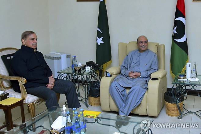 아시프 알리 자르다리 신임 파키스탄 대통령(오른쪽) (이슬라마바드 AP=연합뉴스) 아시프 알리 자르다리 전 대통령(오른쪽)이 9일(현지시간) 대통령에 선출된 뒤 수도 이슬라마바드에서 셰바즈 샤리프 총리와 만나고 있다. 2024.03.10