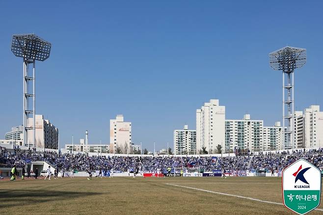 목동종합운동장에 모인 수원 삼성 팬들 [한국프로축구연맹 제공. 재판매 및 DB금지]