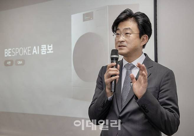 11일 서울 중구 삼성전자 기자실에서 삼성전자 DA사업부 CX팀장 이무형 부사장이 일체형 세탁·건조기 ‘비스포크 AI 콤보’의 혁신에 대해 설명하고 있다. (사진=삼성전자)