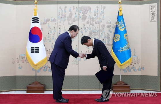 2022년 12월 26일 윤석열 대통령이 김완중 주호주 대사에게 신임장을 수여하고 있다. 김 대사는 1년 3개월 만에 물러나게 됐다.